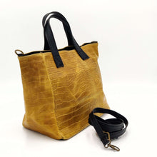 Cargar imagen en el visor de la galería, Bolso de mano en piel efecto cocodrilo color mostaza con correa