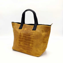 Cargar imagen en el visor de la galería, Bolso de mano en piel efecto cocodrilo color mostaza lateral en LaNievina
