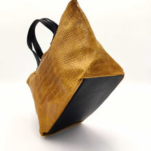 Cargar imagen en el visor de la galería, Bolso de mano en piel efecto cocodrilo color mostaza fondo en LaNievina