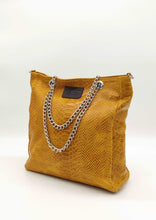 Cargar imagen en el visor de la galería, Bolso de hombro en piel efecto cocodrilo con cadena