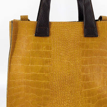 Cargar imagen en el visor de la galerÃa, Bolso de mano de piel rÃgida, dos asas, efecto escamas color mostaza detalle en LaNievina