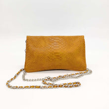 Cargar imagen en el visor de la galería, Bolso flap de piel con doble cadena dorso