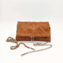 Cargar imagen en el visor de la galería, Bolso flap de piel con doble cadena camel