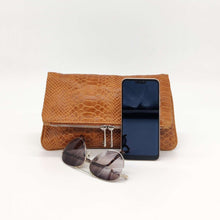 Cargar imagen en el visor de la galería, Bolso flap de piel con doble cadena camel contenido