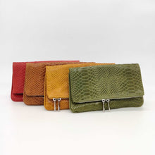 Cargar imagen en el visor de la galería, Bolso flap de piel con doble cadena gama escamas