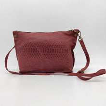 Cargar imagen en el visor de la galería, Bolso bandolera de mujer, piel vacuno, efecto escamas, de tamaño mediano, cierra con cremallera, de LaNievina. Color grisBolso bandolera en piel vacuno, efecto escamas Cuadro pequeño de piel negra cosido como adorno en un de los frontales. Correa de 110 cm. ajustable, en piel del mismo color, con anillas y ganchos en latón envejecido. Interior forrado en tela color negro, con bolsillo cerrado con cremallera. De LaNievina. Color burdeos, trasera