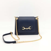 Cargar imagen en el visor de la galería, Bolso de piel con cadena Géminis, de LaNievina, con adorno metálico en el frontal y asa de cadena con hombrera, vista frontalBolso de piel con cadena Géminis, de LaNievina, con adorno metálico en el frontal y asa de cadena con hombrera, color azul marino