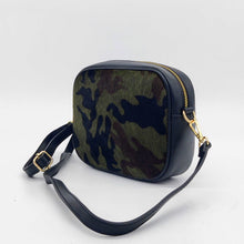 Cargar imagen en el visor de la galerĆa, Bolso bandolera rectangular, de tamaƱo mediano pequeƱo, piel de potro caqui camuflaje frontal, trasera de piel con cremallera de LaNievina