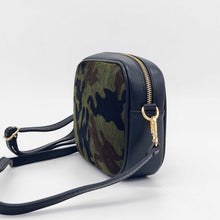 Cargar imagen en el visor de la galerĆa, Bolso bandolera rectangular, de tamaƱo mediano pequeƱo, piel de potro caqui camuflaje frontal, trasera de piel con cremallera de LaNievina. Flto cremallera lateral