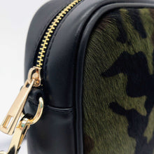 Cargar imagen en el visor de la galerĆa, Bolso bandolera rectangular, de tamaƱo mediano pequeƱo, piel de potro caqui camuflaje frontal, trasera de piel negra con bolsillo con cremallera, de LaNievina. Detalle del pelo