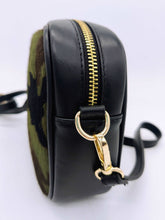 Cargar imagen en el visor de la galerĆa, Bolso bandolera rectangular, de tamaƱo mediano pequeƱo, piel de potro caqui camuflaje frontal, trasera de piel negra con bolsillo con cremallera, de LaNievina. Detalle lateral