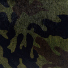 Cargar imagen en el visor de la galerĆa, Bolso bandolera rectangular, de tamaƱo mediano pequeƱo, piel de potro caqui camuflaje frontal, trasera de piel negra con bolsillo con cremallera, de LaNievina. Detalle del pelo parte frontal