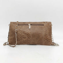 Cargar imagen en el visor de la galería, Bolso flap de piel escamas con doble cadena