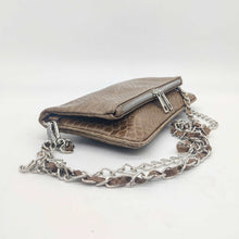 Cargar imagen en el visor de la galería, Bolso flap de piel escamas con doble cadena