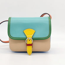 Cargar imagen en el visor de la galería, Bolso bandolera de piel de varios colores. Doble compartimento interior, más bolsillo con cremallera. Cierra con clip imantado. Asa de piel ajustable. Colores juveniles, muy alegre, de LaNievina. Vista frontal