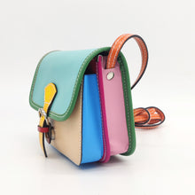 Cargar imagen en el visor de la galería, Bolso bandolera de piel de varios colores. Doble compartimento interior, más bolsillo con cremallera. Cierra con clip imantado. Asa de piel ajustable. Colores juveniles, muy alegre, de LaNievina. Vista lateral