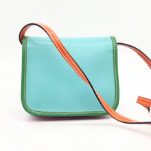 Cargar imagen en el visor de la galería, Bolso bandolera de piel de varios colores. Doble compartimento interior, más bolsillo con cremallera. Cierra con clip imantado. Asa de piel ajustable. Colores juveniles, muy alegre, de LaNievina. Vista trasera
