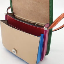 Cargar imagen en el visor de la galería, Bolso bandolera de piel de varios colores. Doble compartimento interior, más bolsillo con cremallera. Cierra con clip imantado. Asa de piel ajustable. Colores juveniles, muy alegre, de LaNievina.Vista abierto