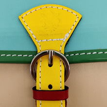 Cargar imagen en el visor de la galería, Bolso bandolera de piel de varios colores. Doble compartimento interior, más bolsillo con cremallera. Cierra con clip imantado. Asa de piel ajustable. Colores juveniles, muy alegre, de LaNievina. Detalle de la piel