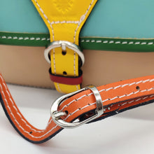 Cargar imagen en el visor de la galería, Bolso bandolera de piel de varios colores. Doble compartimento interior, más bolsillo con cremallera. Cierra con clip imantado. Asa de piel ajustable. Colores juveniles, muy alegre, de LaNievina. Detalle del asa de piel