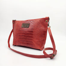 Cargar imagen en el visor de la galería, Bolso bandolera en piel vacuno, efecto escamas Cuadro pequeño de piel negra cosido como adorno en un de los frontales. Correa de 110 cm. ajustable, en piel del mismo color, con anillas y ganchos en latón envejecido. Interior forrado en tela color negro, con bolsillo cerrado con cremallera. De LaNievina. Color rojo brillo, vista lateral