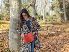 Cargar imagen en el visor de la galería, Bolso bandolera de mujer, piel vacuno, efecto escamas, de tamaño mediano, cierra con cremallera, de LaNievina. Color rojo brilloBolso bandolera en piel vacuno, efecto escamas Cuadro pequeño de piel negra cosido como adorno en un de los frontales. Correa de 110 cm. ajustable, en piel del mismo color, con anillas y ganchos en latón envejecido. Interior forrado en tela color negro, con bolsillo cerrado con cremallera. De LaNievina. Color rojo brillo. Modelo