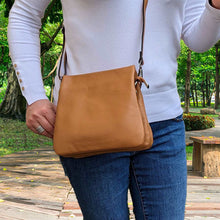 Cargar imagen en el visor de la galería, Bandolera de piel lisa SUEZ