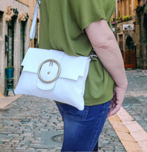 Cargar imagen en el visor de la galería, Bolso de piel blanco con hebilla de LaNievina, con modelo