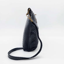 Cargar imagen en el visor de la galería, Bolso bandolera de mujer, piel vacuno, efecto escamas, de tamaño mediano, cierra con cremallera, de LaNievina. Color negro mate, perfil