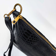Cargar imagen en el visor de la galería, Bolso bandolera en piel vacuno, efecto escamas Cuadro pequeño de piel negra cosido como adorno en un de los frontales. Correa de 110 cm. ajustable, en piel del mismo color, con anillas y ganchos en latón envejecido. Interior forrado en tela color negro, con bolsillo cerrado con cremallera. De LaNievina. Color negro, detalle de cremallera