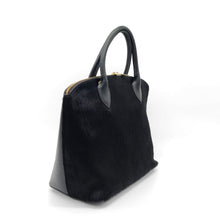 Cargar imagen en el visor de la galería, Bolso tote de piel de potro color negro ladeado de LaNievina