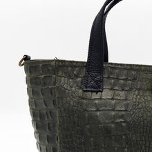 Cargar imagen en el visor de la galería, Bolso de mano de ante con estampado coco verde, detalle piel en LaBNievina