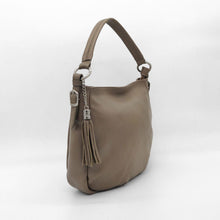 Cargar imagen en el visor de la galería, Bolso hobo en piel vacuno color topo ladeado, de LaNievina