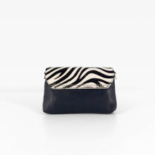 Cargar imagen en el visor de la galería, Bolso mini de piel vacuno con solapa de pelo animal print cebra, dorso, en LaNievina