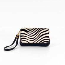 Cargar imagen en el visor de la galería, Bolso mini de piel vacuno con solapa de pelo animal print cebra, con asa corta, en LaNievina