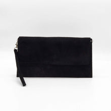 Cargar imagen en el visor de la galería, Bolso clutch de ante con solapa color negro, de LaNievinaBolso clutch o Cartera de mano de ante. Cierra con cremallera y solapa con clip imantado. Correa de mano extraíble y correa adicional para llevar como bandolera. Color negro. Frontal