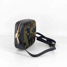 Cargar imagen en el visor de la galerĆa, Bolso bandolera rectangular, de tamaƱo mediano pequeƱo, piel de potro caqui camuflaje frontal, trasera de piel negra con bolsillo con cremallera, de LaNievina.