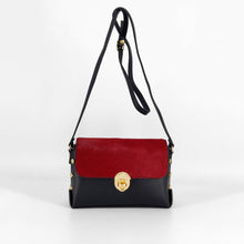 Cargar imagen en el visor de la galería, Bolso tipo caja, de piel y solapa de pelo rojo con hebilla