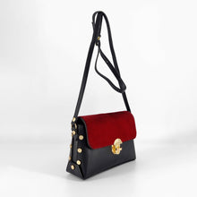 Cargar imagen en el visor de la galería, Bolso tipo caja, de piel y solapa de pelo rojo con hebilla