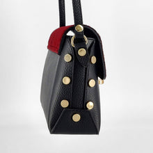 Cargar imagen en el visor de la galería, Bolso tipo caja, de piel y solapa de pelo rojo con hebilla