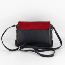 Cargar imagen en el visor de la galería, Bolso tipo caja, de piel y solapa de pelo rojo con hebilla