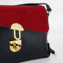 Cargar imagen en el visor de la galería, Bolso tipo caja, de piel y solapa de pelo rojo con hebilla