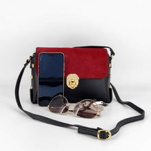 Cargar imagen en el visor de la galería, Bolso tipo caja, de piel y solapa de pelo rojo con hebilla
