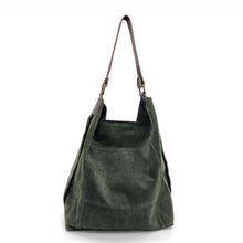 Cargar imagen en el visor de la galería, Bolso de ante tamaño maxi, tipo saco, color verde botella de LaNIevina, cierra con cremallera parcial. Vista frontal