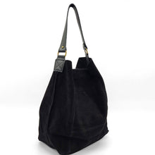 Cargar imagen en el visor de la galería, Bolso de ante tamaño maxi, tipo saco, color negro de LaNIevina, cierra con cremallera parcial.