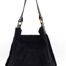 Cargar imagen en el visor de la galería, Bolso de ante tamaño maxi, tipo saco, color negro LaNIevina, cierra con cremallera parcial.