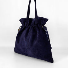 Cargar imagen en el visor de la galería, Bolso shopper con cordones azul marino ladeado. LaNievina