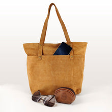 Cargar imagen en el visor de la galería, Bolso shopper de hombro de ante con contenido, de LaNievina