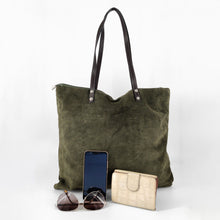 Cargar imagen en el visor de la galería, Bolso shopper de ante color verde con contenido,de LaNievina
