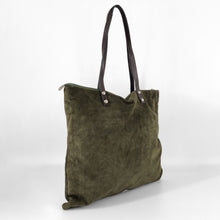 Cargar imagen en el visor de la galería, Bolso shopper de ante color verde , ladeado, de LaNievina